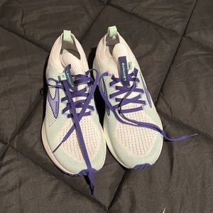 Brooks Size 8 Levitate EUC